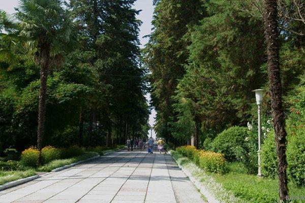 Отель Гостевой дом на улице Шакирбай Сухум Экстерьер фото